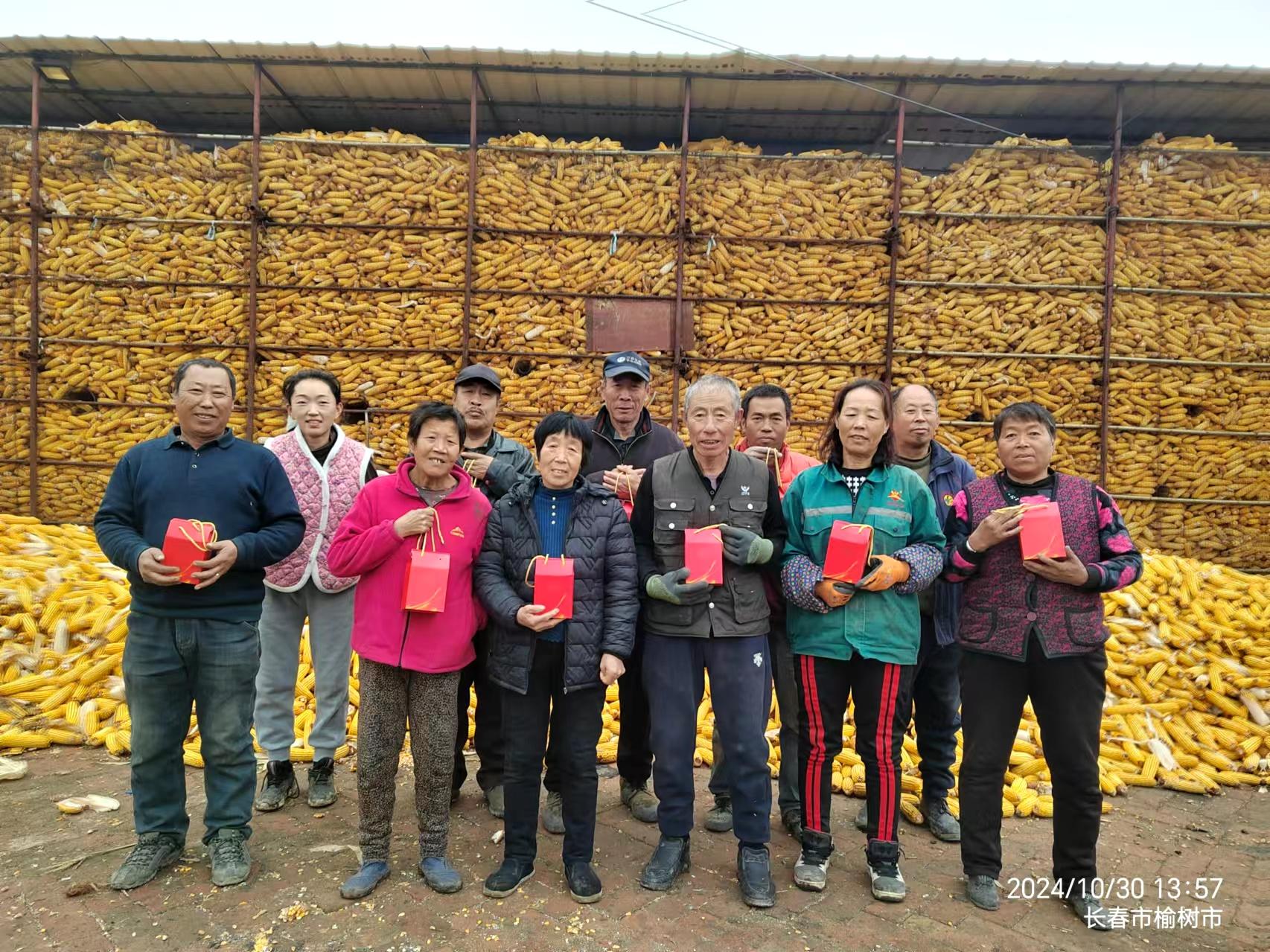 不想自己种地,想土地托管,找谁办理?